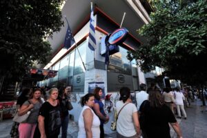 Eurostat: Greeks Cannot Afford a Week-Long Holiday (Infographic)