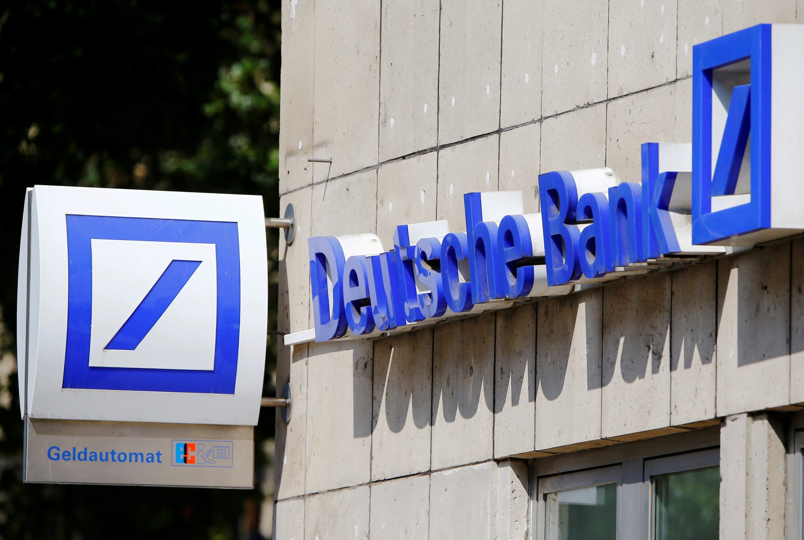 Deutsche Bank: Cautious About Greek Growth for 2024