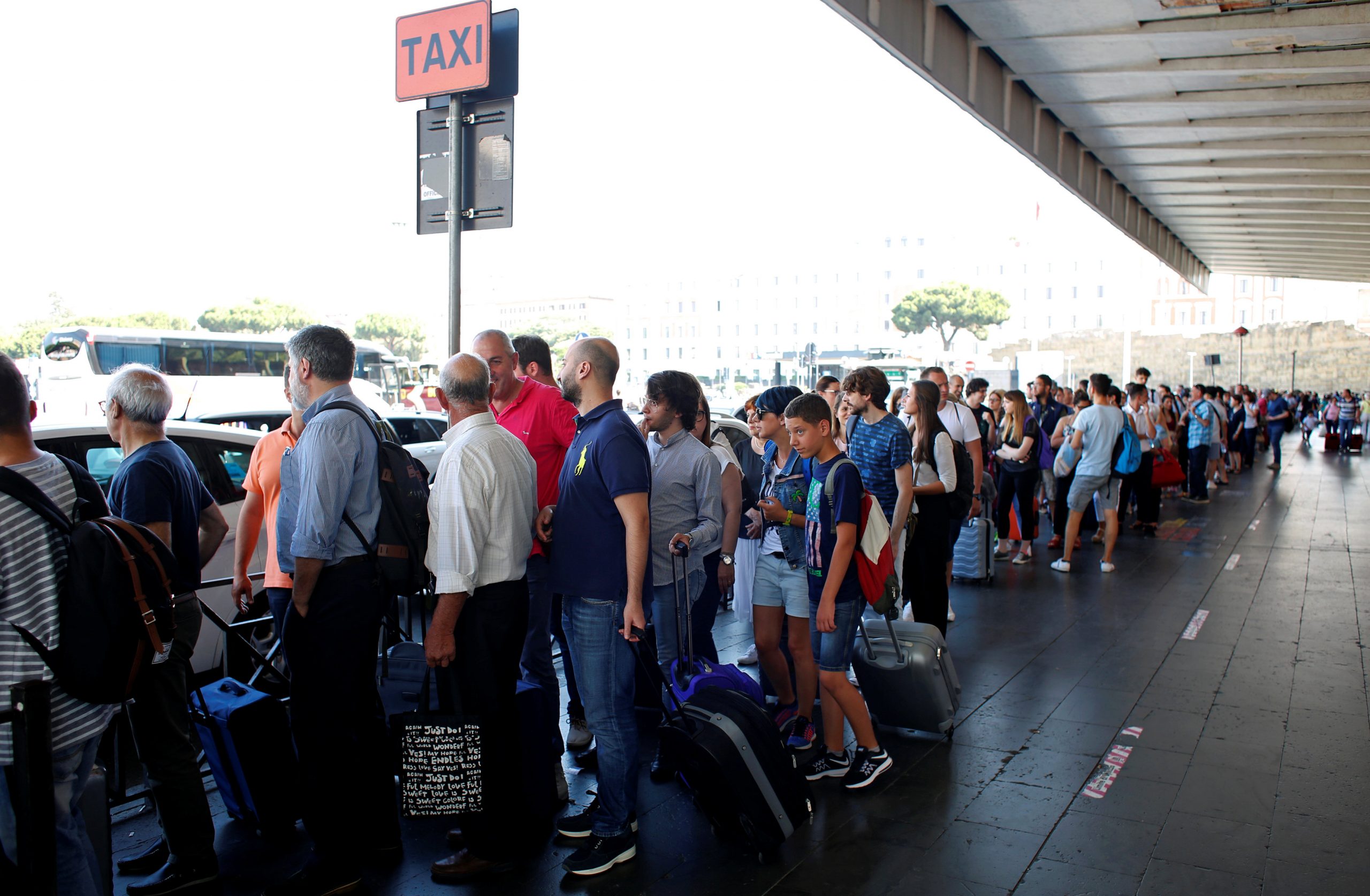 Why Can’t Italy’s Economy Get Into Gear? Consider the Taxi Line