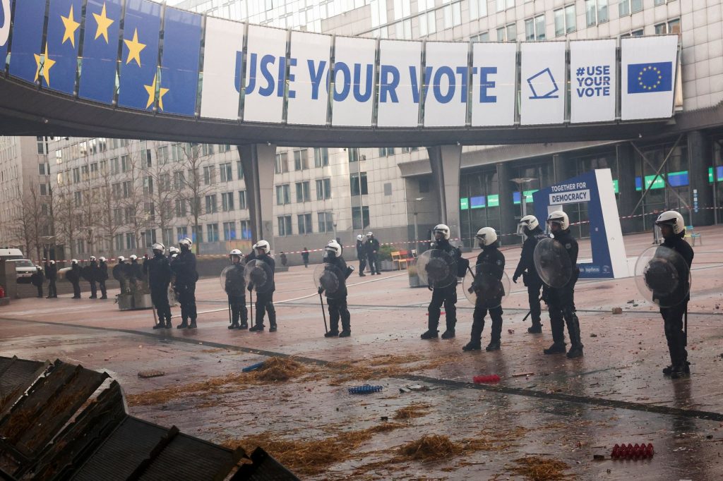 Angry Farmers Descend on EU Summit in Brussels (videos)