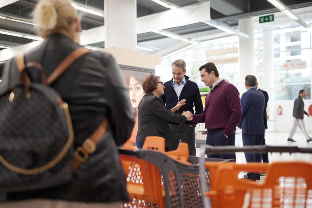PM Mitsotakis Visits Supermarket Amid Campaign to Contain High Prices