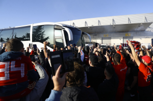 Olympiacos Fans Greet the Triumphant Team at Athens’ Airport