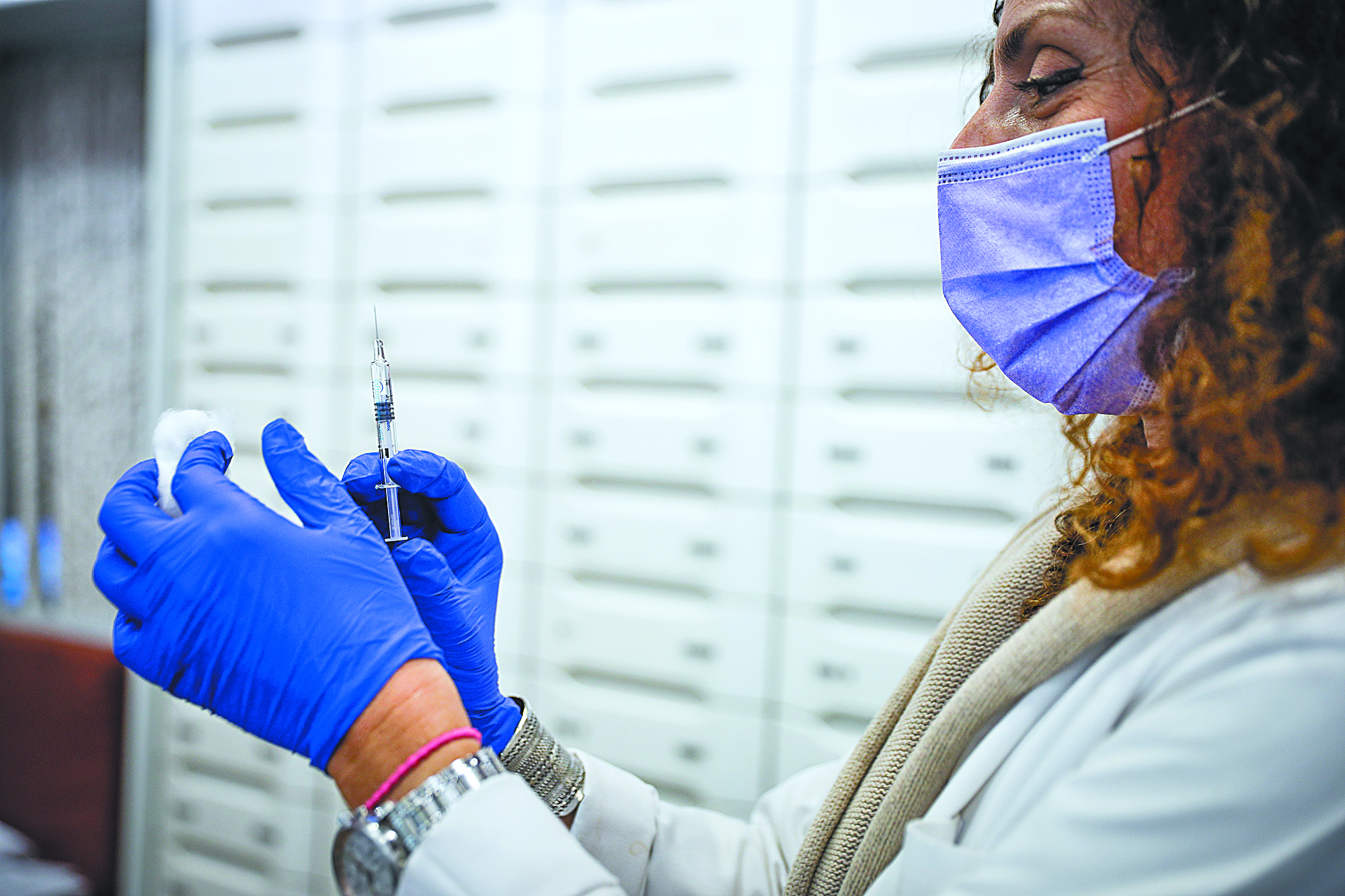 Vaccination Rates on Steady Decline Among Greeks