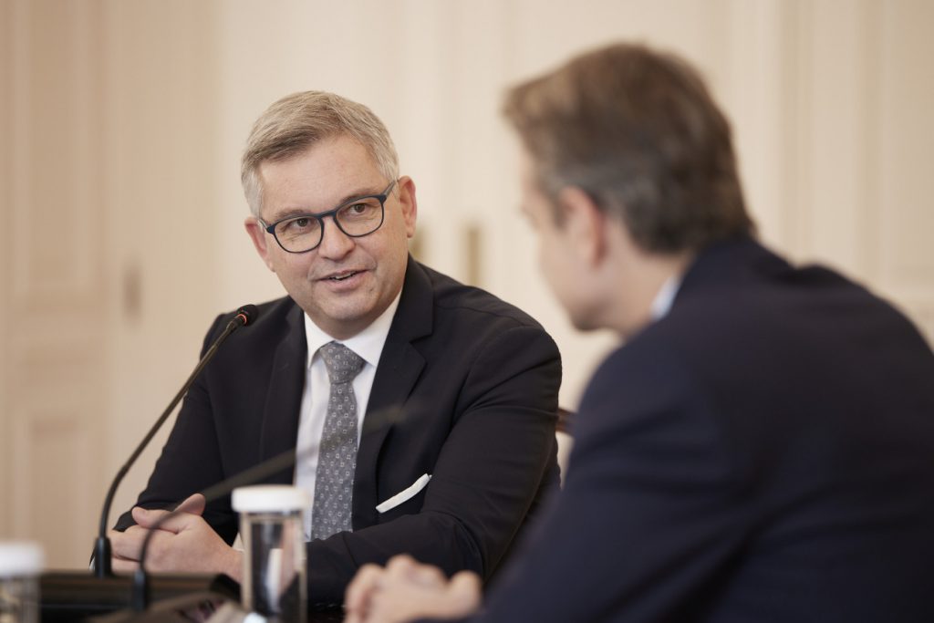 PM Mitsotakis Meets with Migration Commissioner Brunner in Athens