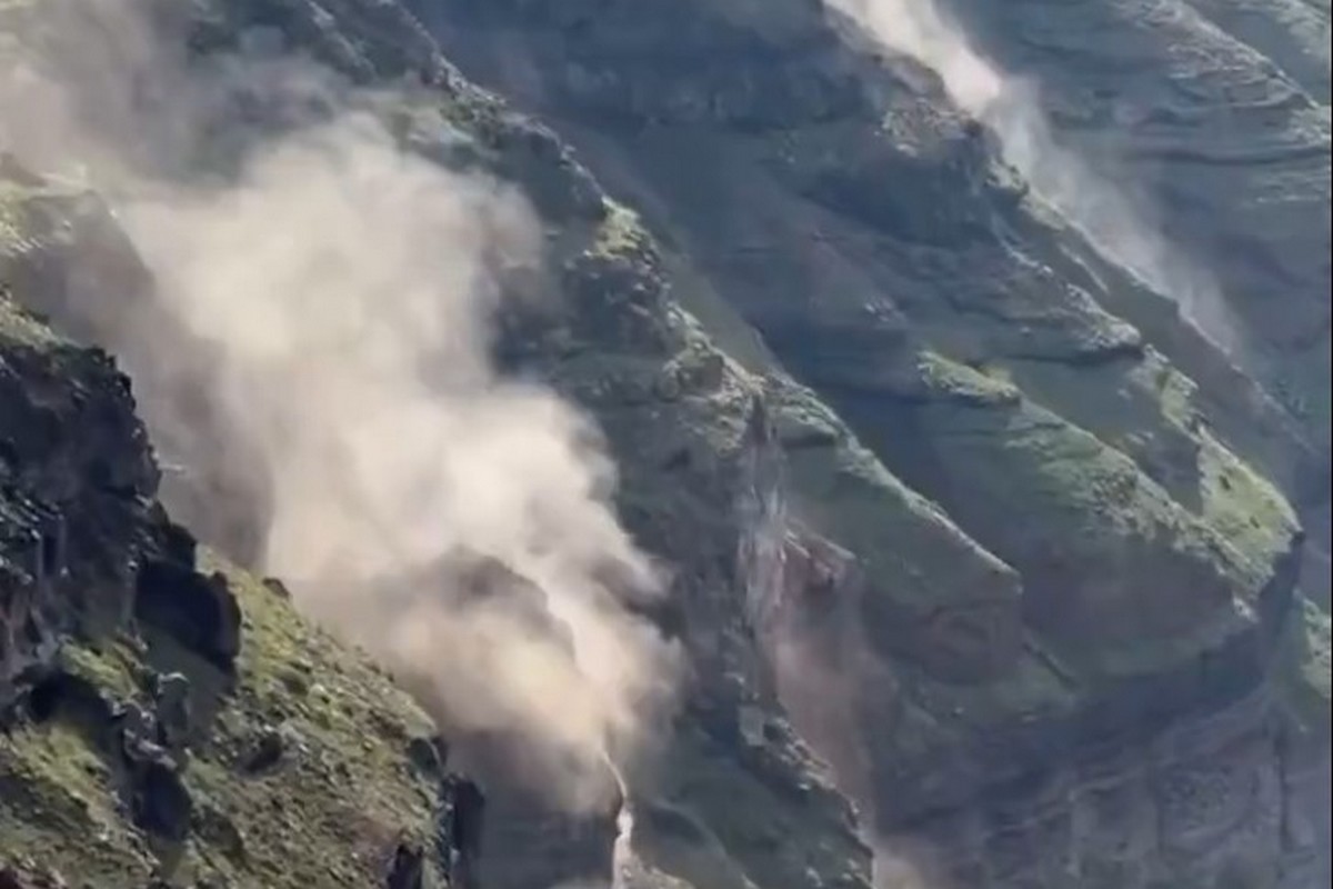 Tremors Continue in Santorini – Landslides Recorded at Caldera (video)