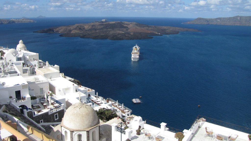 Santorini, Cruise Industry Seek Common Ground on Passenger Management