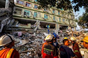 Myanmar: Rescuers Find Survivor in Rubble Days After Earthquake (Video)