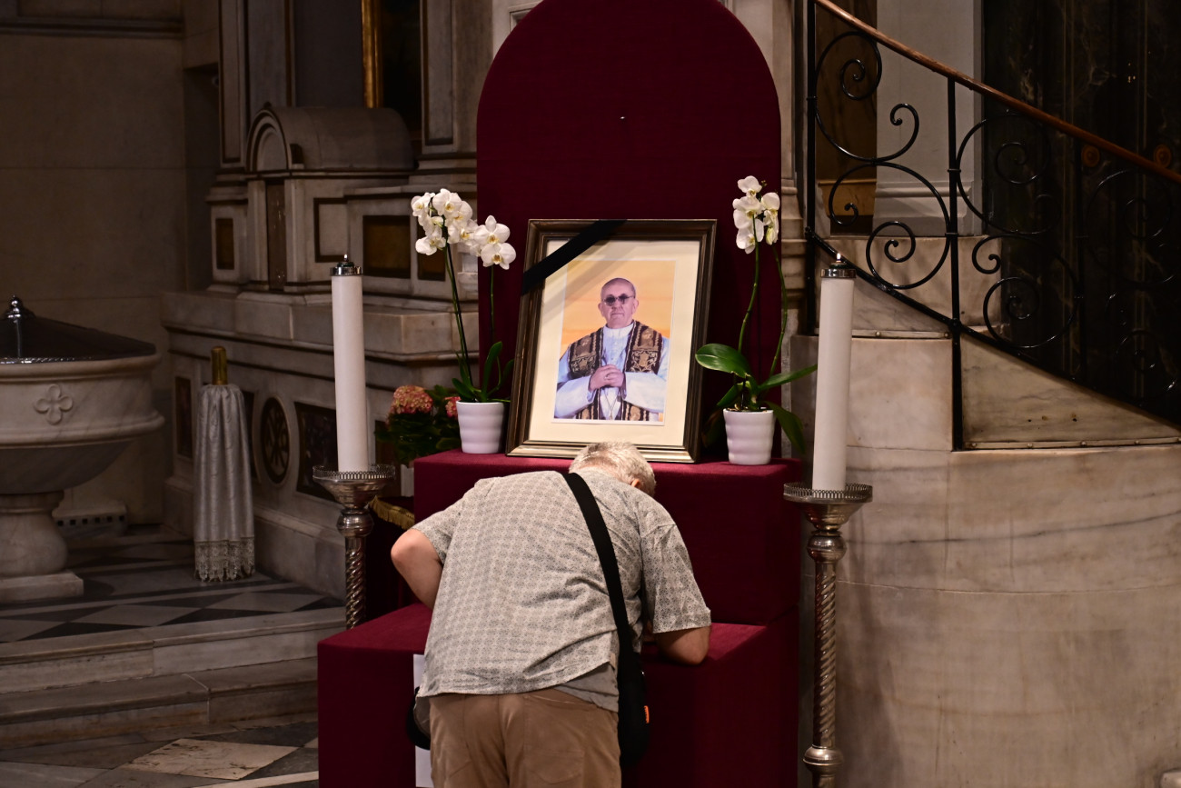 Roman Catholics Pay Respect to the Late Pope Francis in Athens (photos)