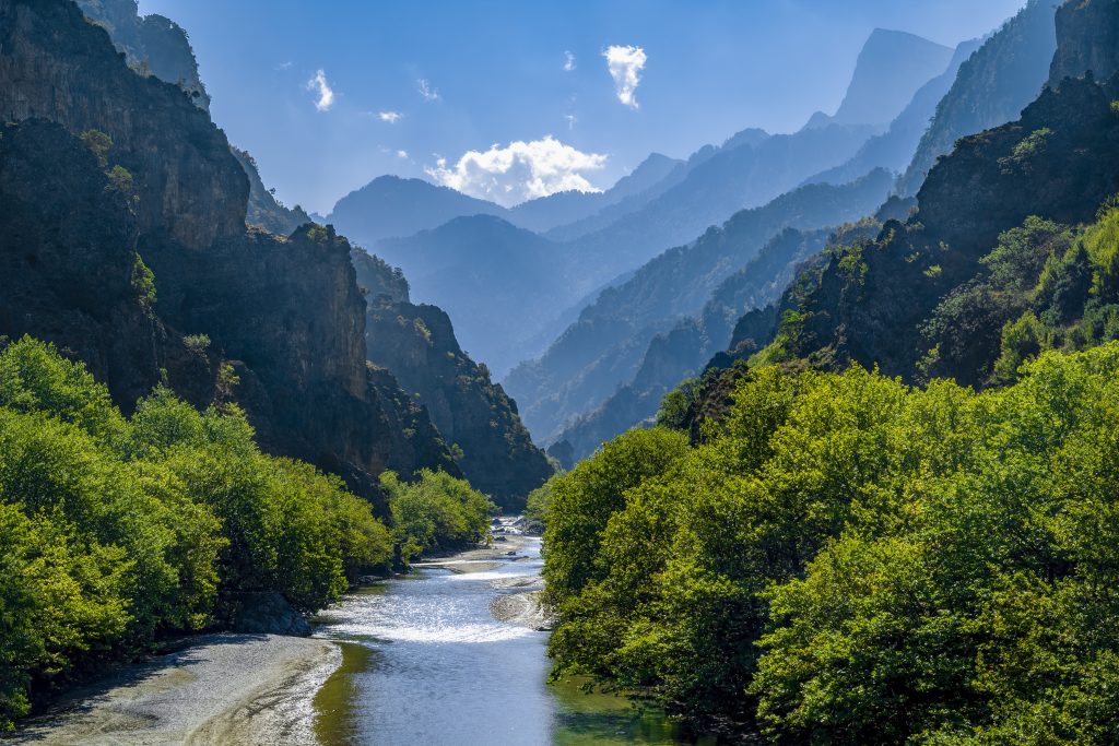 American Hiker Dies After 40-Meter Fall in Vikos Gorge