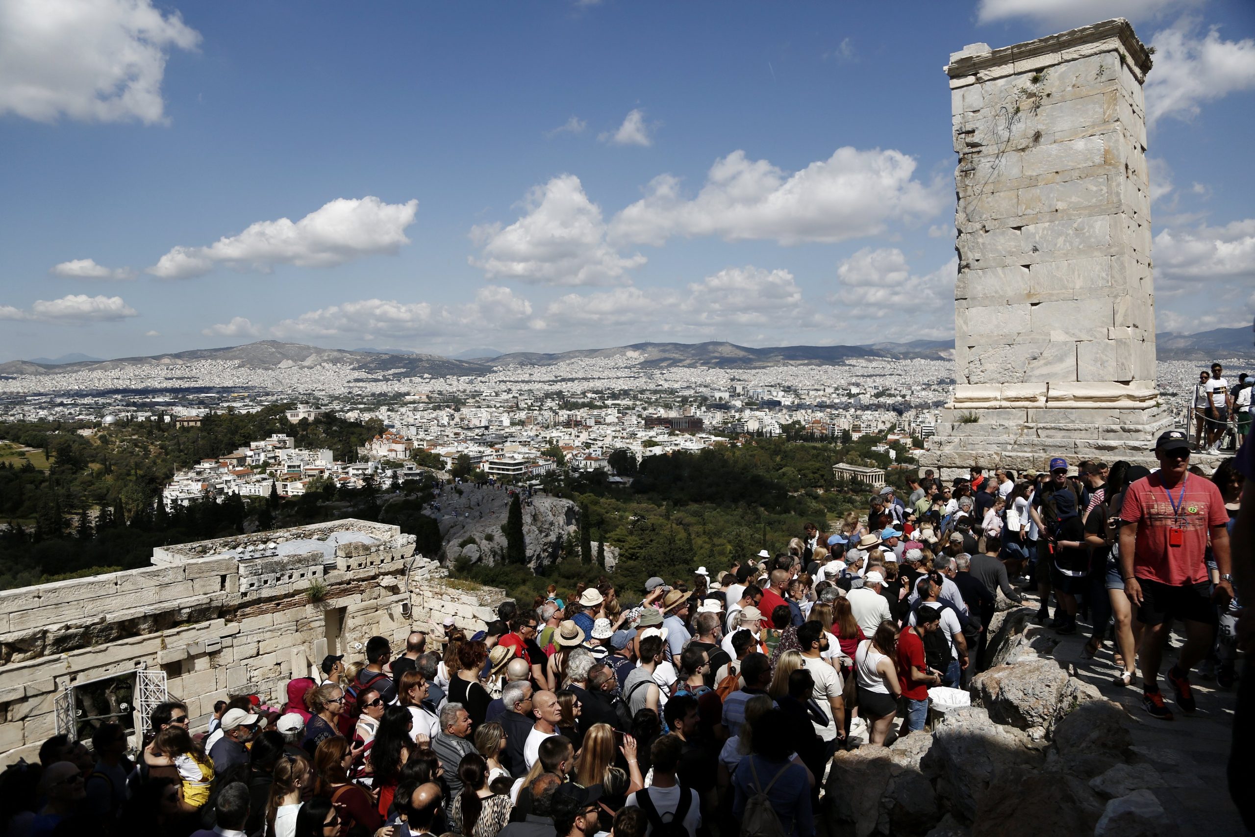 Frozen Growth: How Tourism Keeps the Greek Economy Afloat