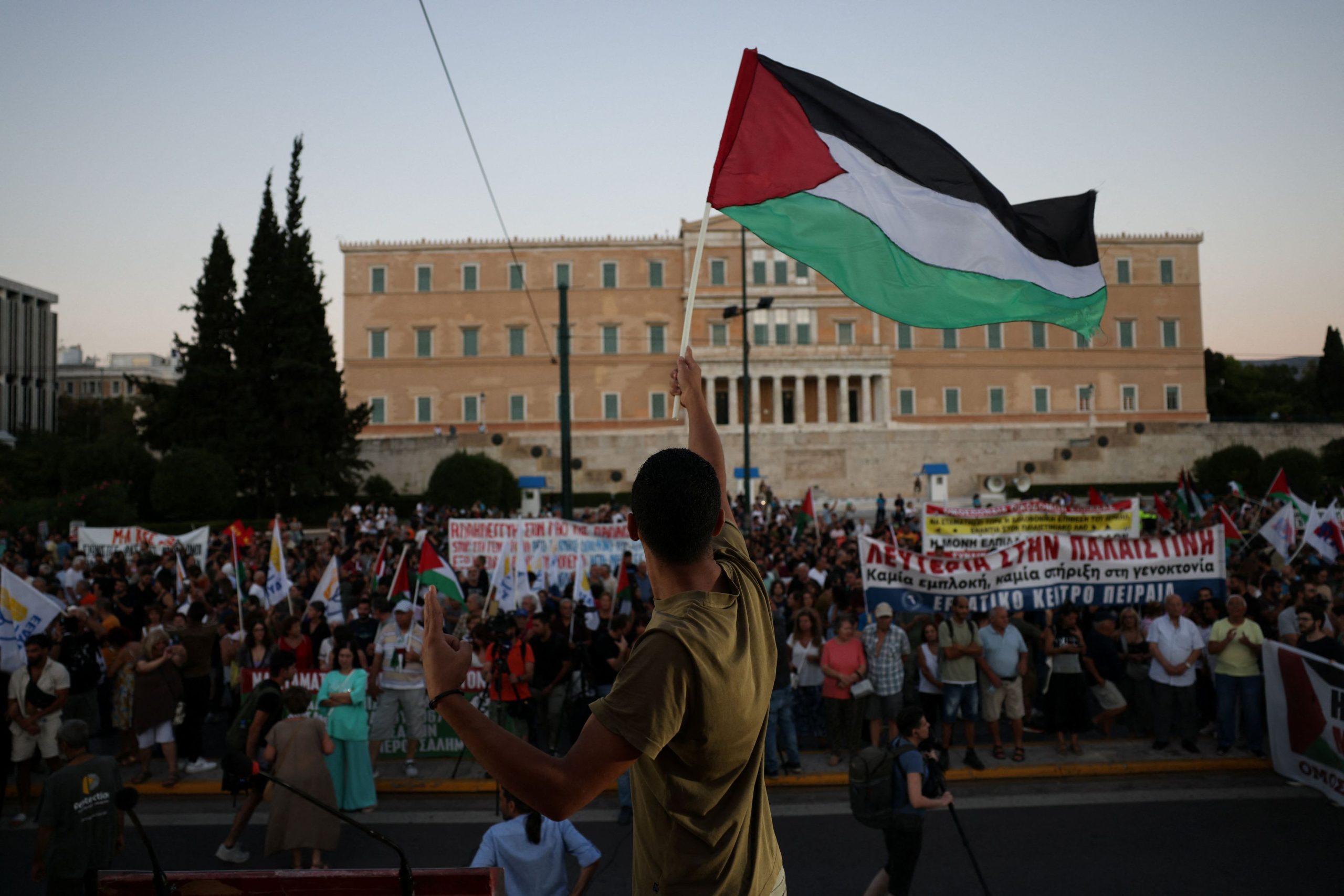 Five Arrested Following Israeli-Palestinian Brawl at Athens’ Tomb of the Unknown Soldier