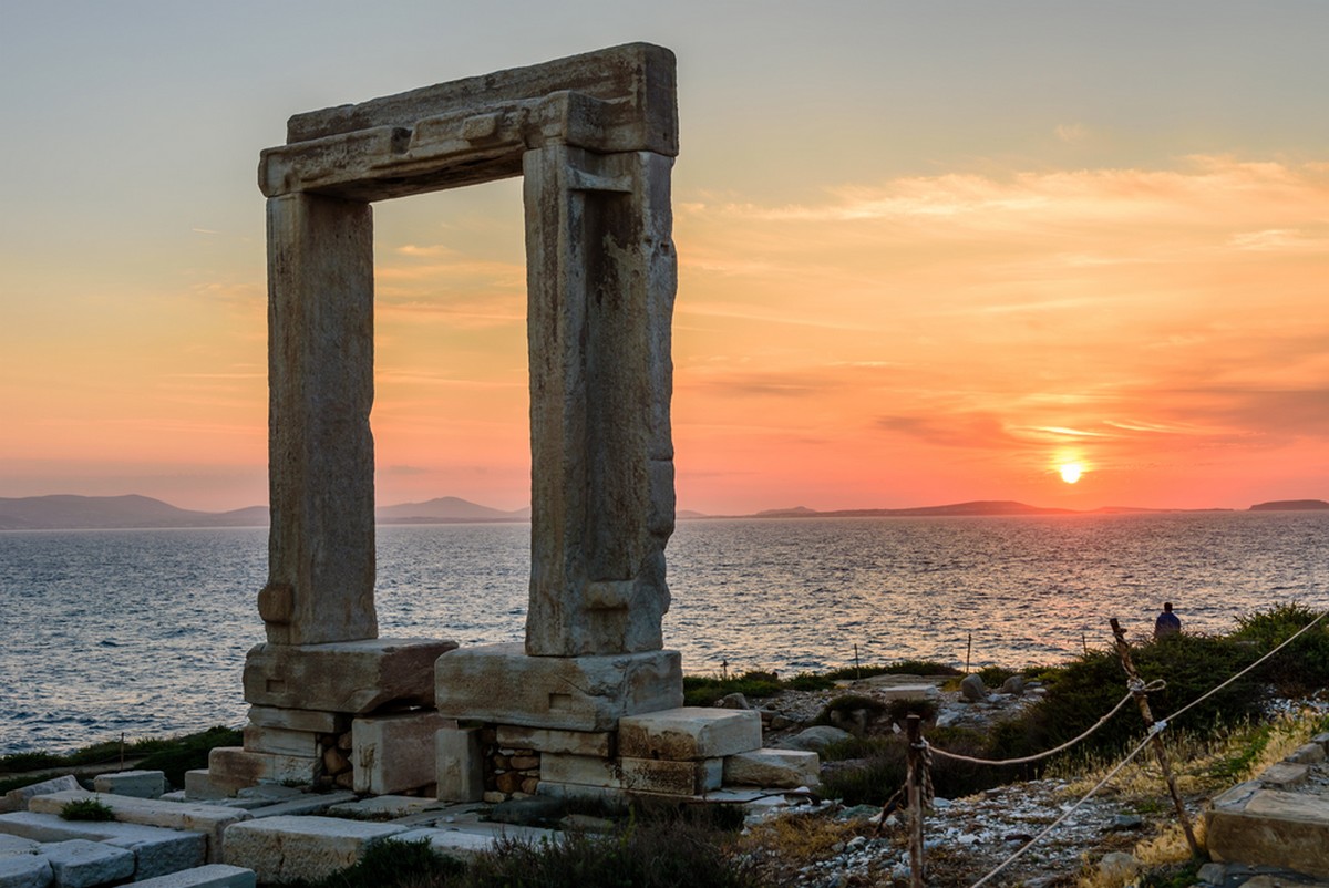Barbed Wire Around Naxos’ Portara Landmark Sparks Controversy