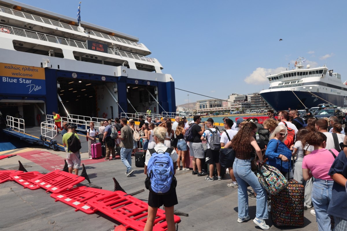 Gale Force Winds Keep Ferry Boats Docked