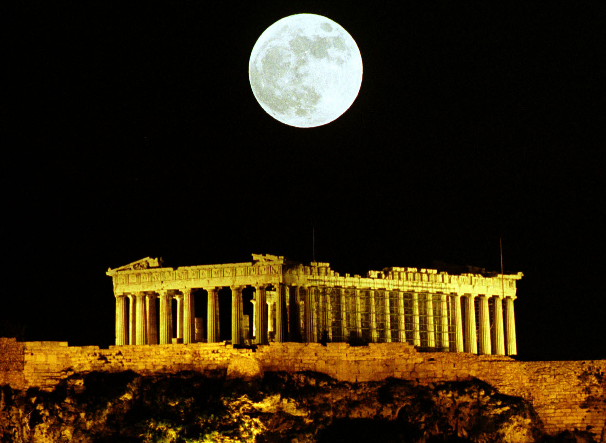 If August’s Full Moon Finds You in Athens, Here’s Where to Enjoy It