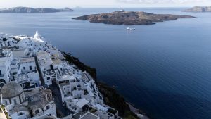 Tourism Declines in Santorini and Mykonos Amid Booking Battles