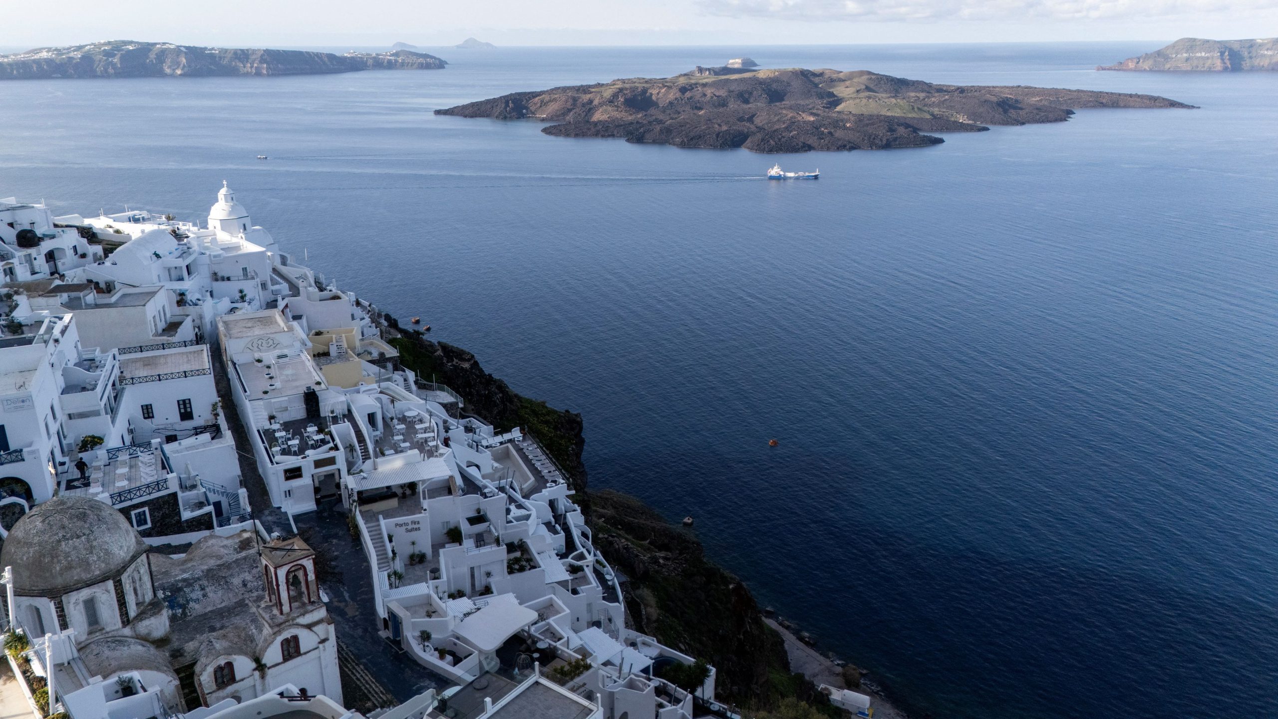 Tourism Declines in Santorini and Mykonos Amid Booking Battles