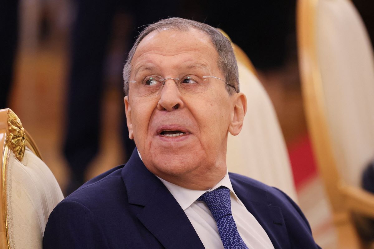 Lavrov Arrives in Alaska Wearing ‘USSR’ Shirt
