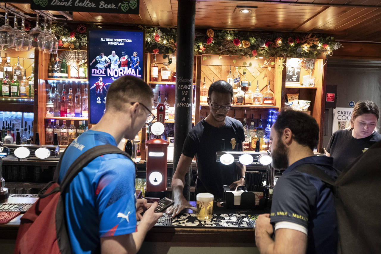 Britain’s Pub Culture Faces a Mortal Threat: The Single-File Queue