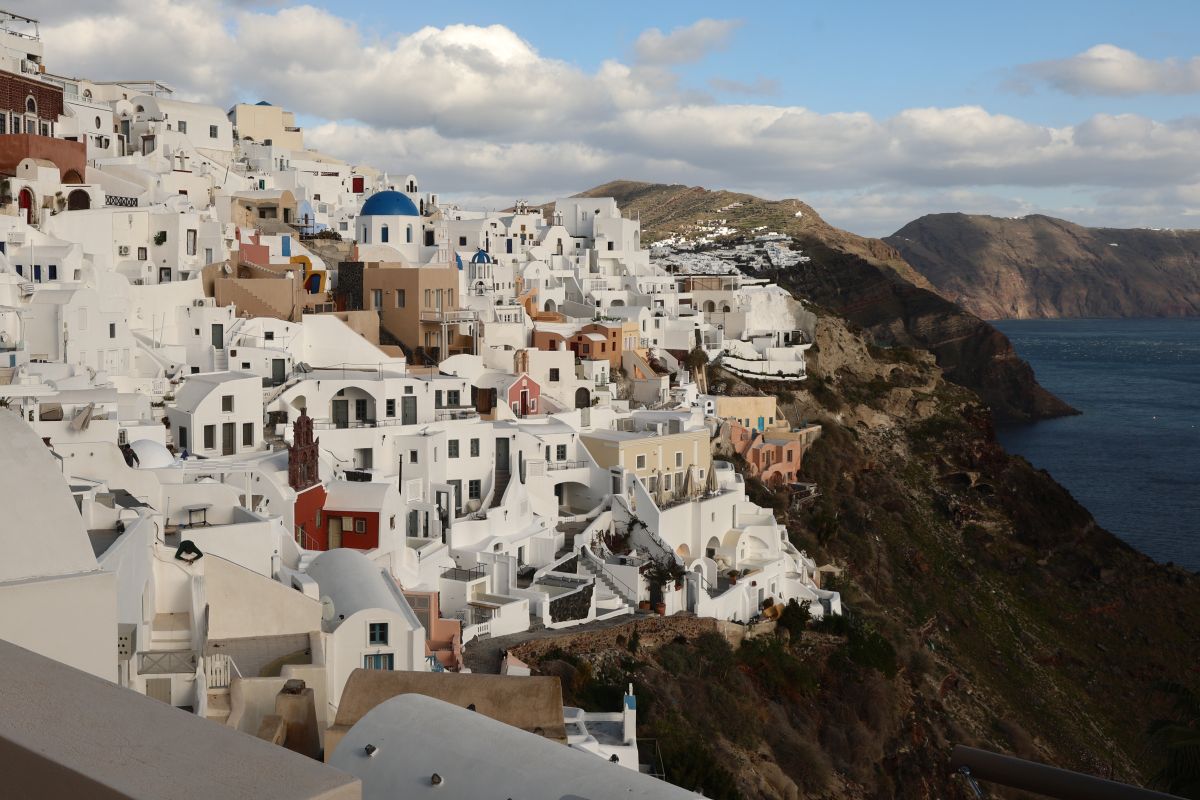 Santorini Tourism Revenue Plummets Over 20% in 2025