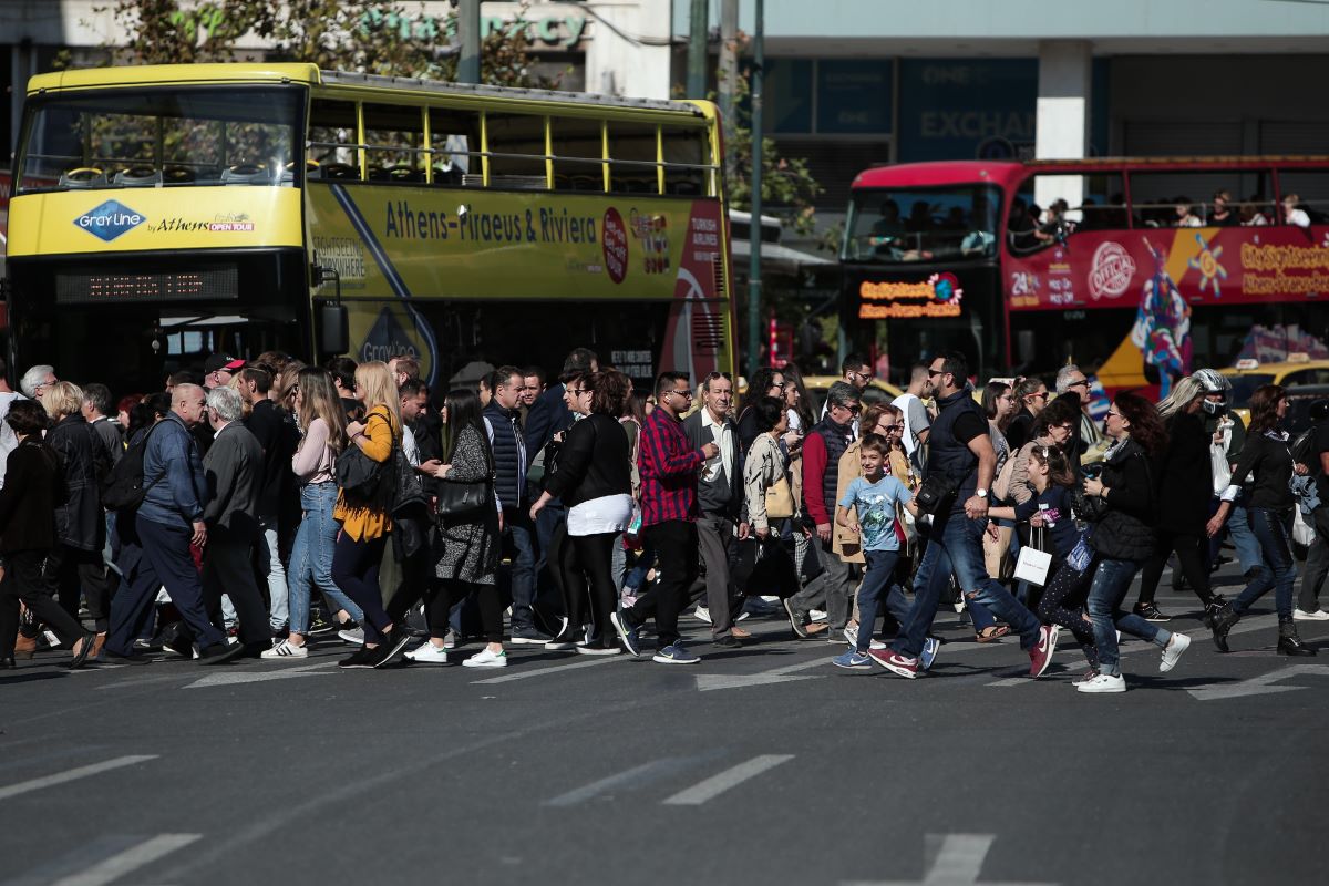 Who Belongs to Greece’s Middle Class in 2025?