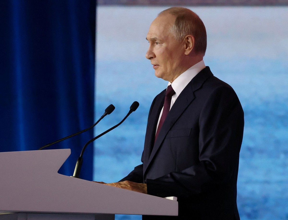 Putin Warns Western Troops in Ukraine Would be Targets
