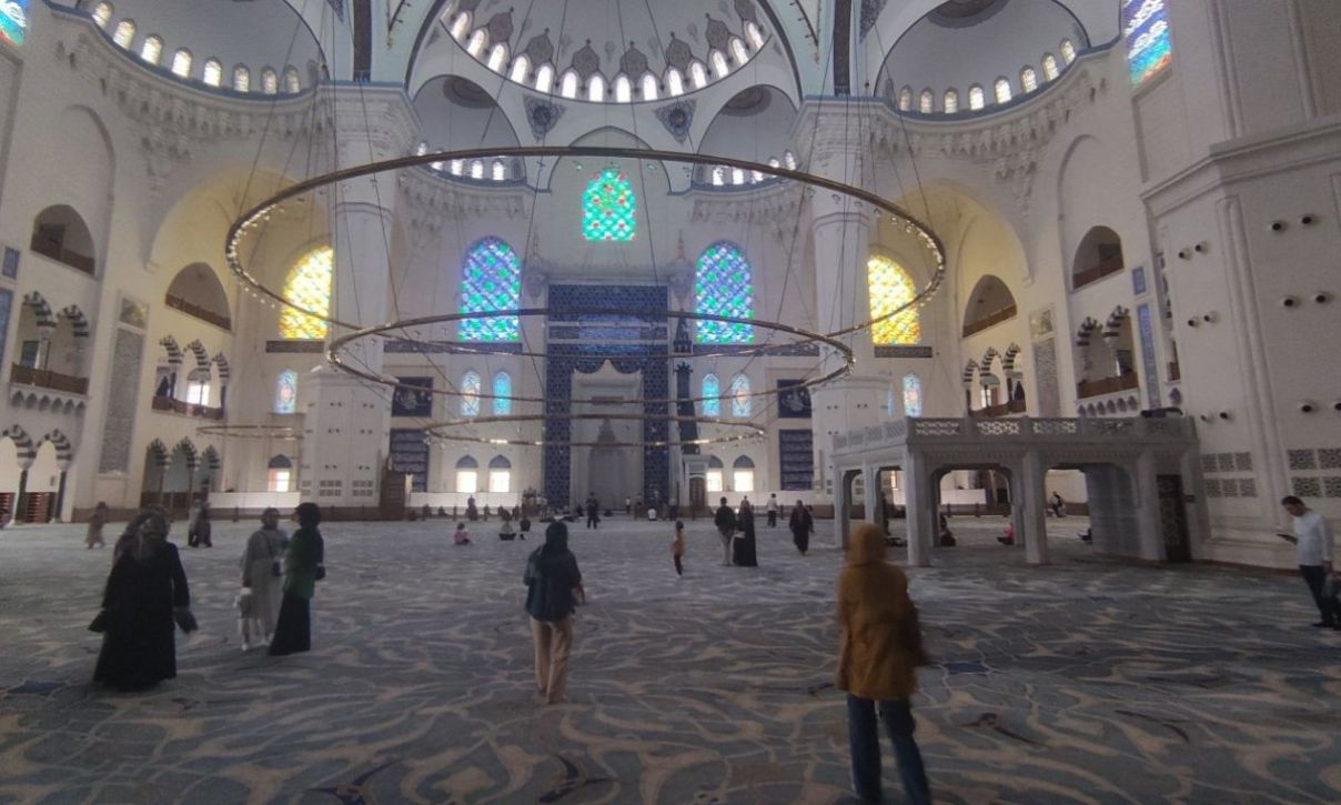 Russian Couple Arrested in Turkey for Kissing in a Mosque (video)