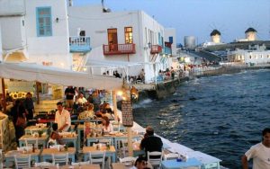 Greek Tourism 2025: Shorter, Closer, Last-Minute