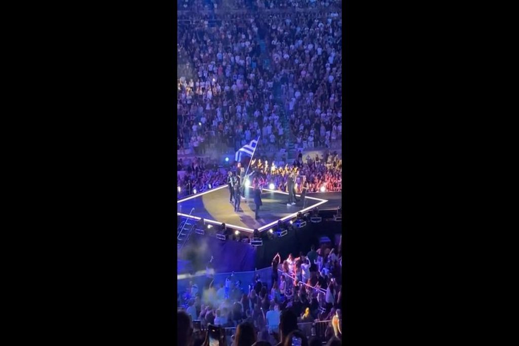 Anna Vissi Hails Greece’s Basketball Heroes at Concert