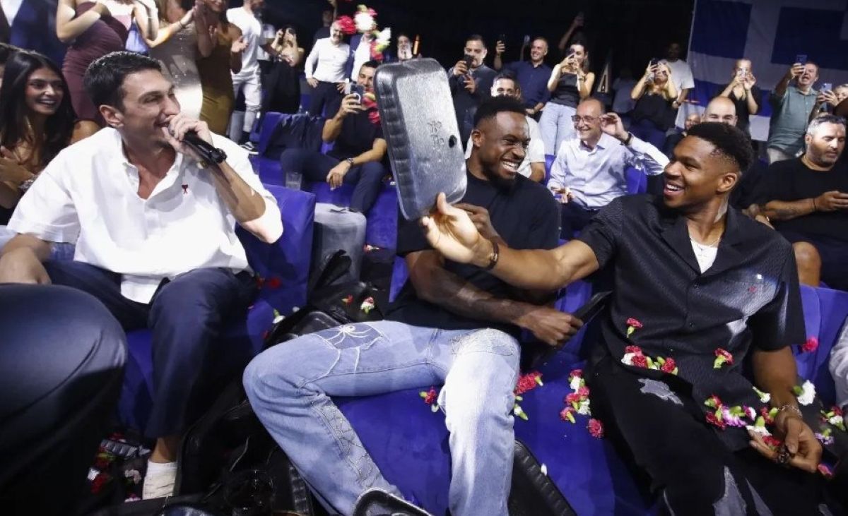 Greece basketball celebrate 