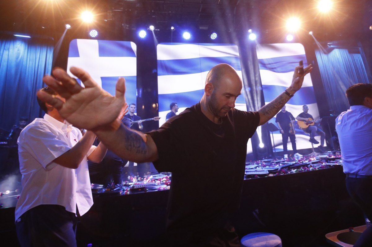 Greece basketball celebrate 