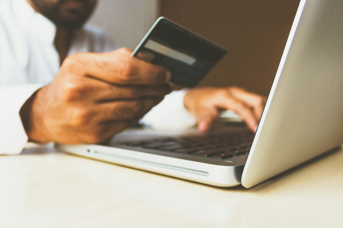 Online Shopping Now Dominates Consumer Habits in Greece