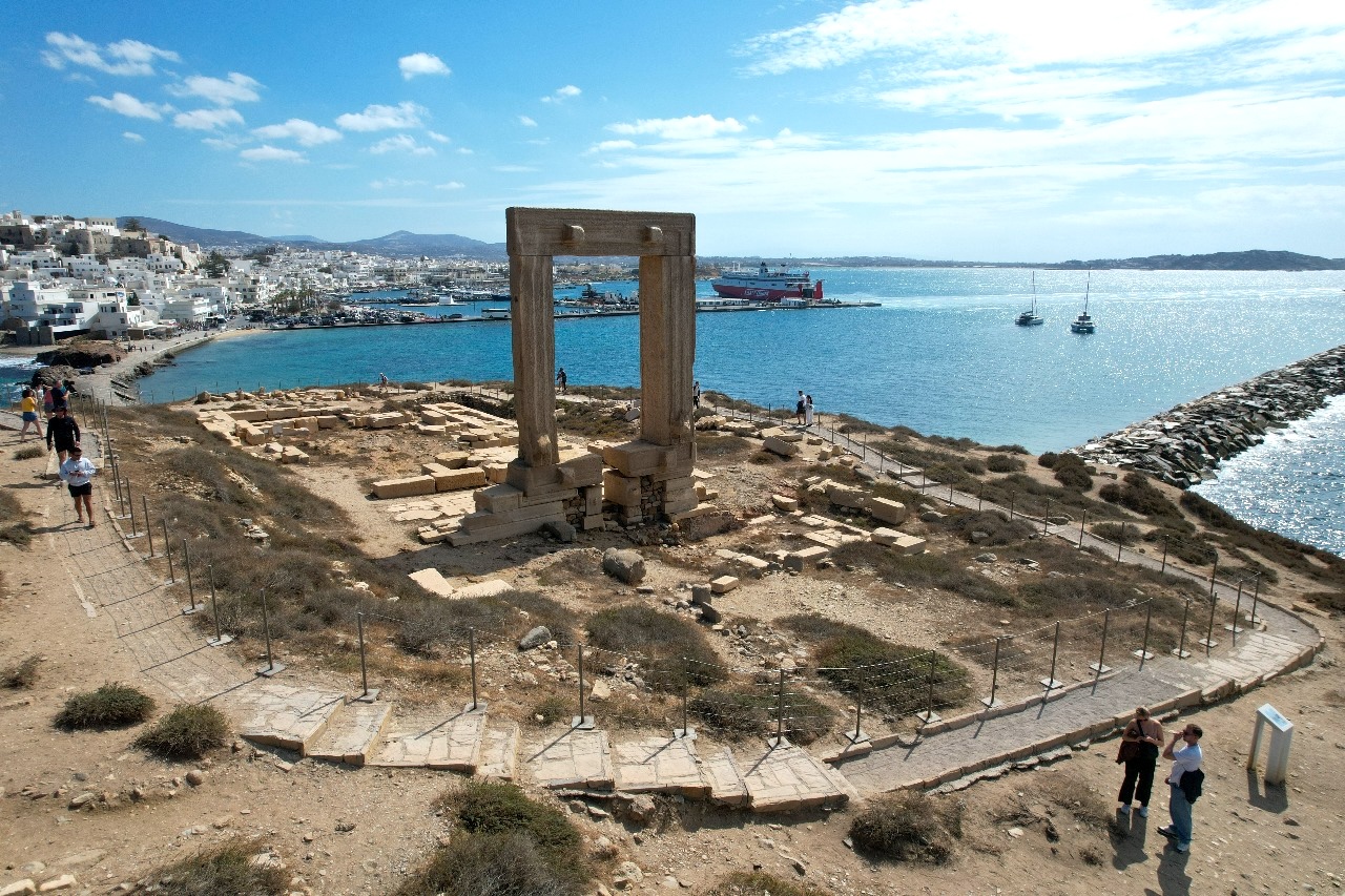 Portara Fence Dispute Ends As Naxos Mayor Withdraws Legal Action