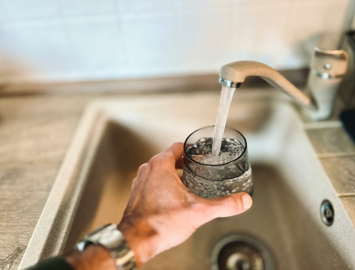 Residents Report Naphthalene-Like Smell in Athens Tap Water