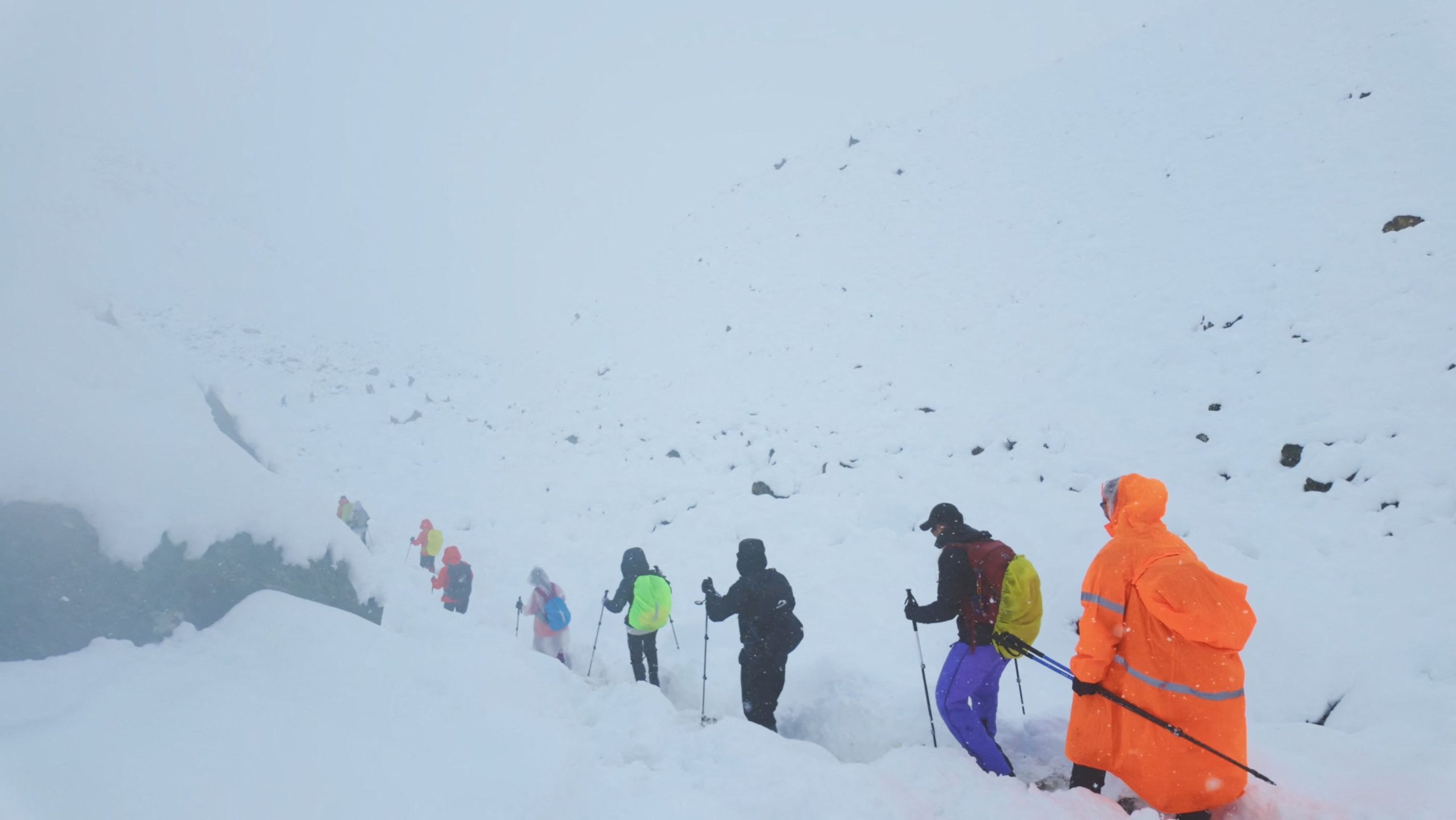 Blizzard Strands Hundreds of Trekkers Near Mount Everest