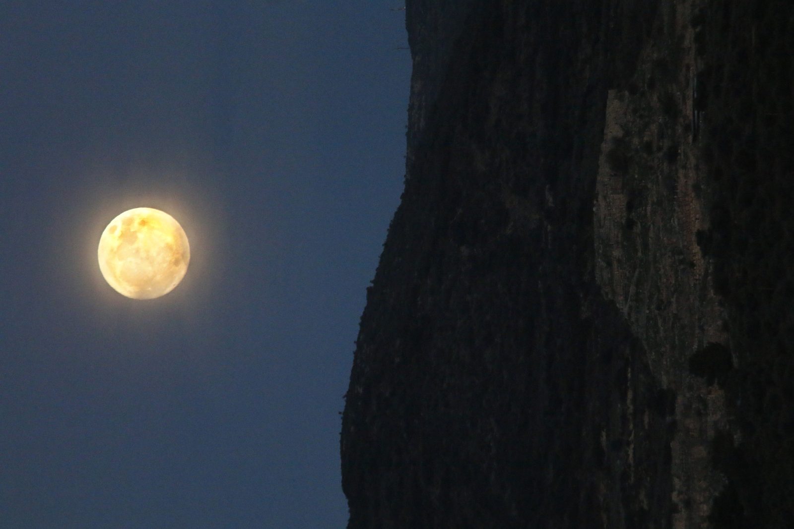 Super Harvest Moon to Shine Brightest of 2025 Tonight