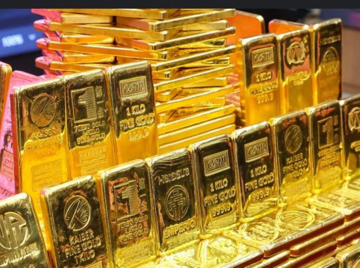 Gold Nears Record High as Fed Rate Cut Bets Grow