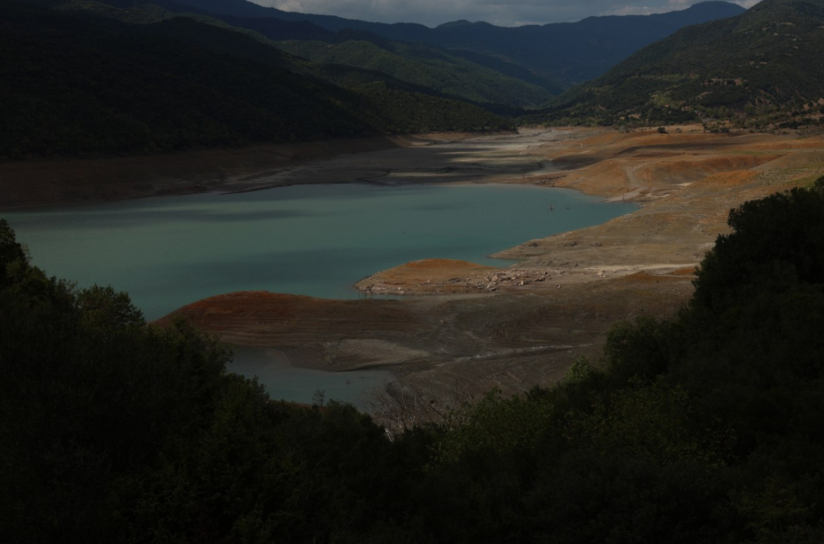 Mornos Lake Shrinks Amid Lowest Rainfall in a Decade