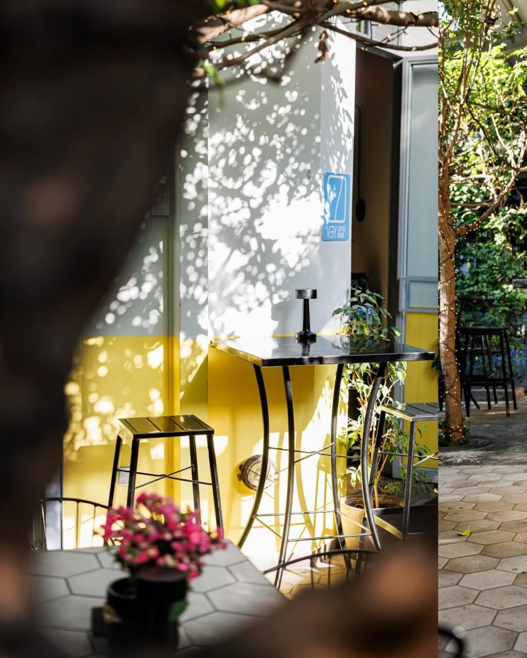 Aperitivo setup in the courtyard of Villa Grigio, with Aperol spritzes and Italian snacks.
