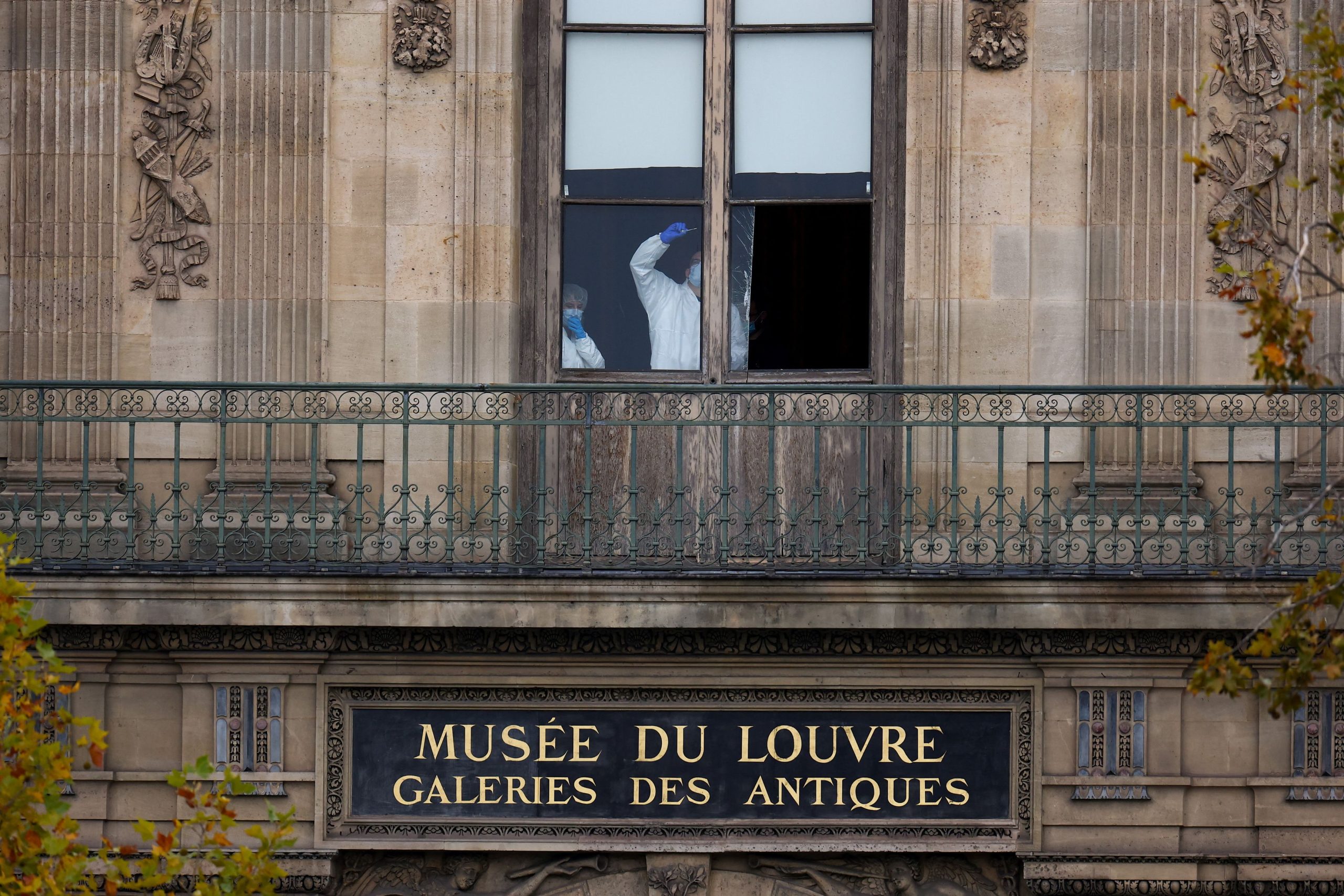 Louvre Museum Closes After Jewelry Robbery in Paris