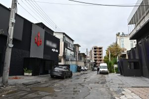 Suspect Surrenders in Fatal Stabbing Outside Athens Club