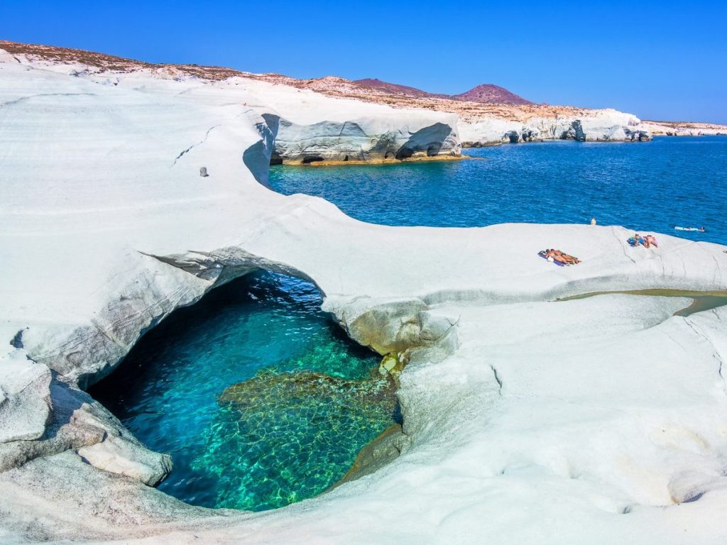 Tourist Survives Close Call in Rough Seas at Sarakiniko in Milos
