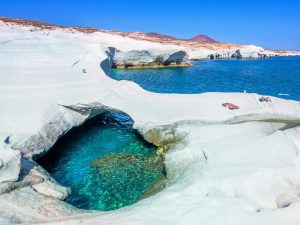 Tourist Survives Close Call in Rough Seas at Sarakiniko in Milos