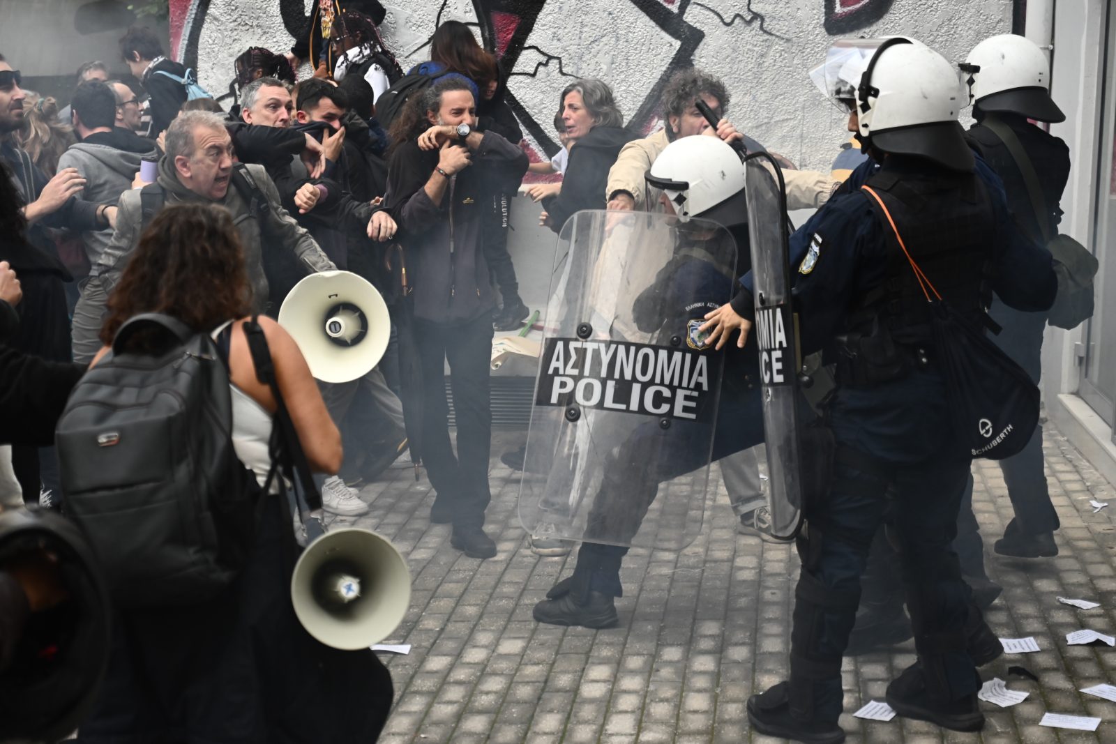 Police Use Tear Gas on Teachers and Parents at Athens Protest