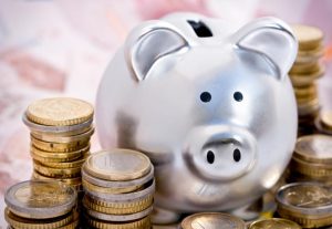 Greek Households Draw Down Savings as Expenses Outpace Income
