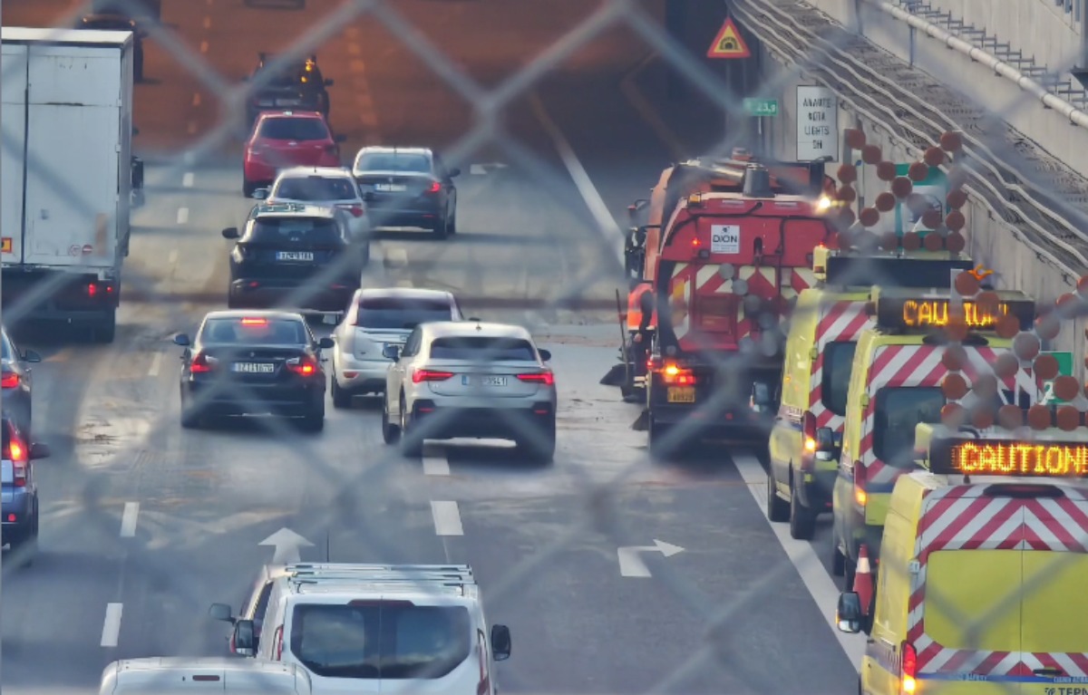 Two Motorcyclists Caught Racing at 250 km/h on Attiki Odos