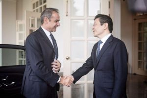 Greek PM Mitsotakis Courts Closer Ties in Singapore