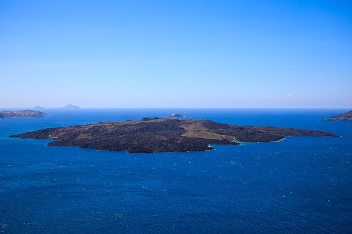 Santorini Quakes Caused by Magma Equal to 20 Giza Pyramids