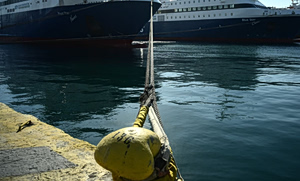 Car Plunges into Piraeus Port, Driver Escapes Safely