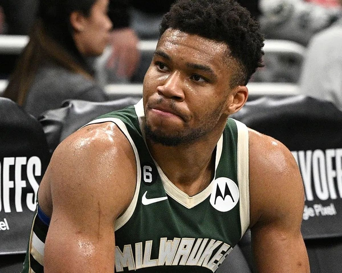 Antetokounmpo Deletes Bucks Insta Photos, Sparking Rumors