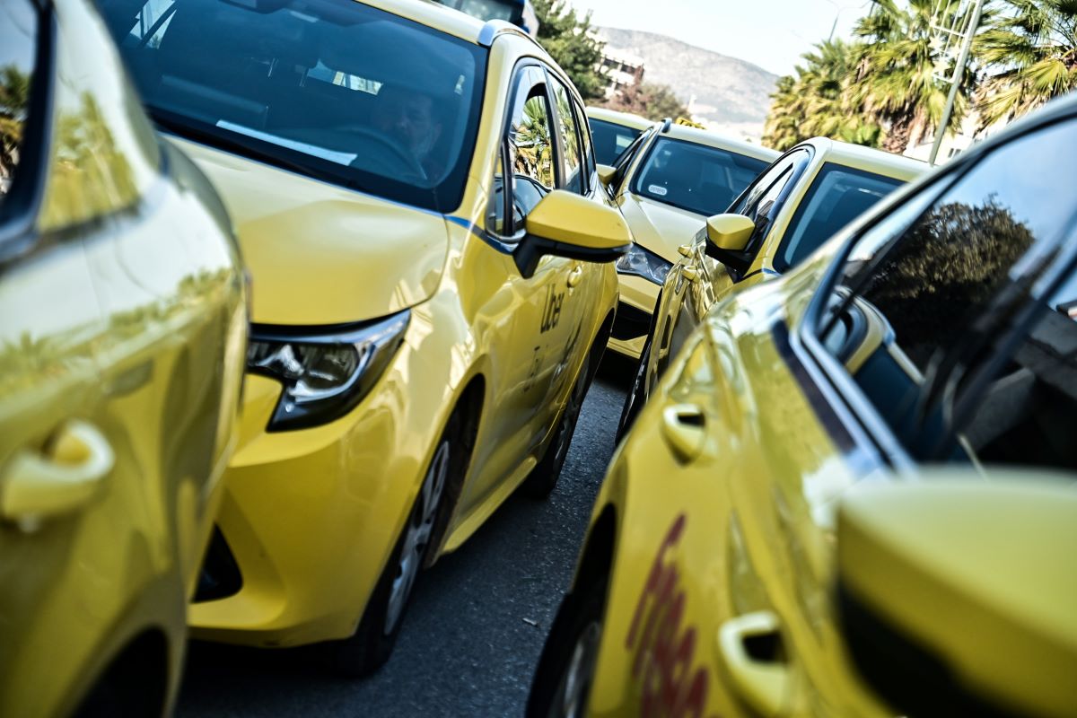 Taxi Drivers Stage Surprise Motorcade to Parliament